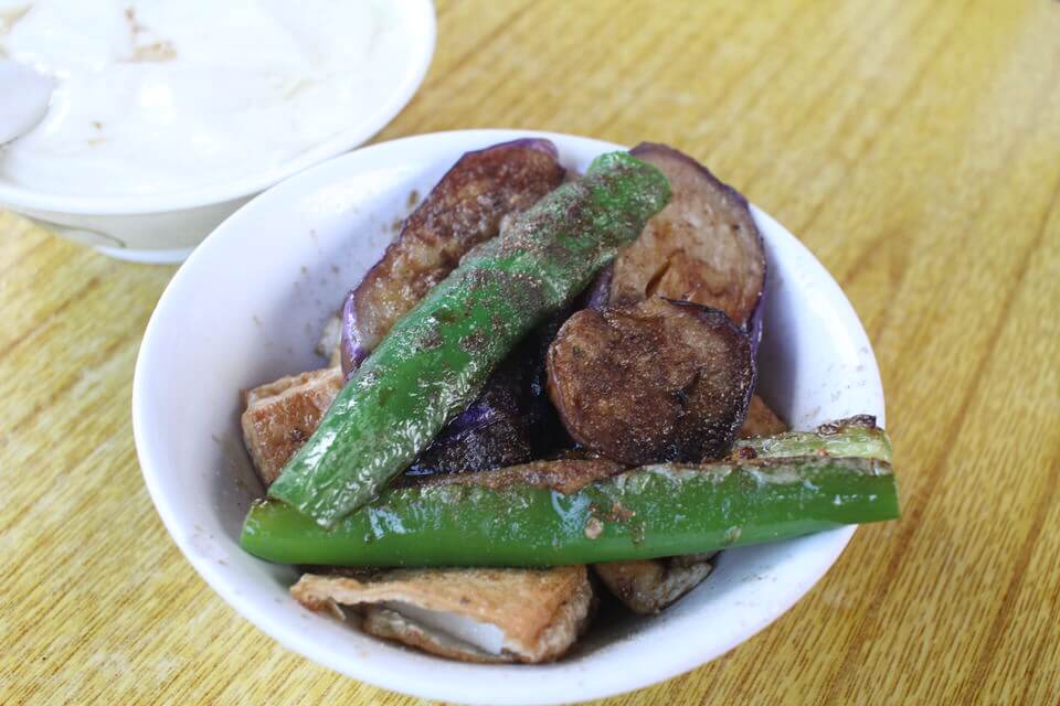 豆腐と野菜の揚げ物写真
