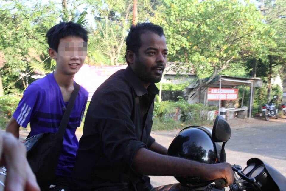 バイクに乗る息子とサチさんの写真