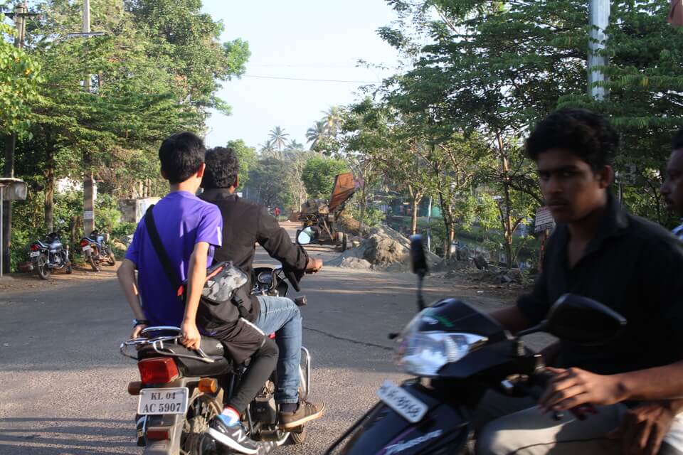 バイクで出発する写真