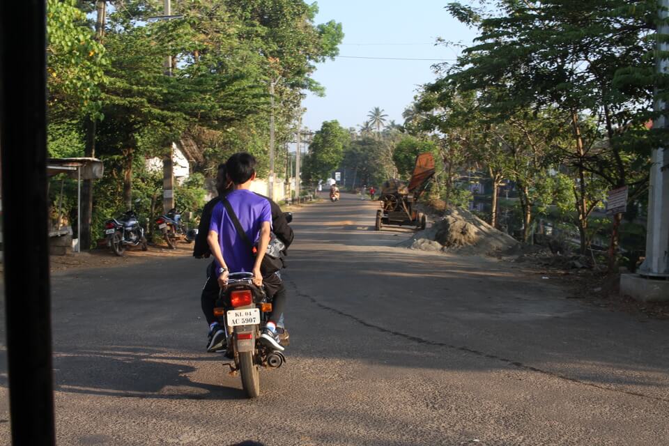 バイクで走り去る写真