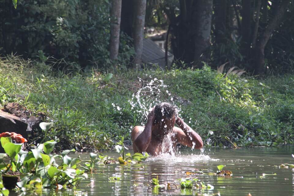 水浴びをする男性の写真