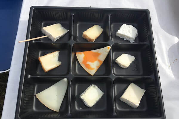 屋台で販売されているチーズの写真